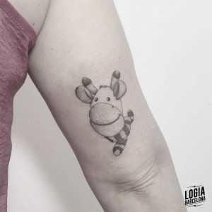 tatuaje_brazo_muñeco_trapo_logiabarcelona_moly_moonlight